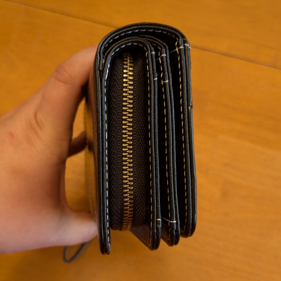 Elegant Black Leather Clutch with Wrist Strap - Picture 4 of 9